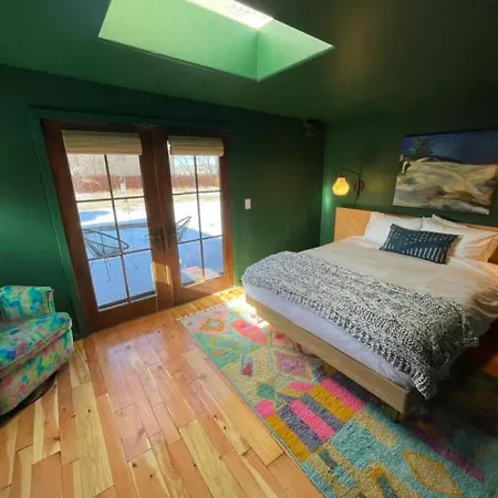 Atami - Bright, Playful 2Bd Appartement